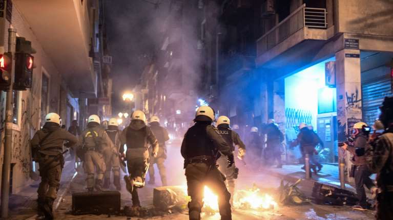 Νύχτα έντασης στα Εξάρχεια: Επίθεση με 10 μολότοφ κατά αστυνομικών