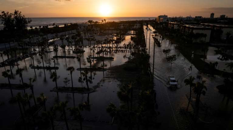 Φλόριντα: Εκατομμύρια πολίτες χωρίς ηλεκτρικό ρεύμα μετά το καταστροφικό πέρασμα του Μίλτον - Τουλάχιστον 16 νεκροί [εικόνες]