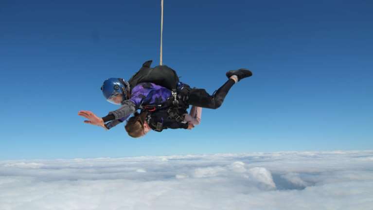 Ελευθερία Τόσιου: Η νεαρή φοιτήτρια με τα κινητικά προβλήματα που κατέκτησε τους ουρανούς με ελεύθερη πτώση [εικόνες]