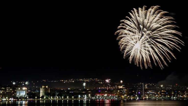Πρωτοχρονιά στη Θεσσαλονίκη: Λαμπερό σόου πυροτεχνημάτων για το 2022 [Βίντεο]
