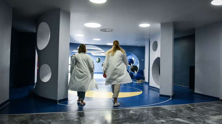 Κορονοϊός, ιώσεις και γρίπη γεμίζουν με ράντζα τα νοσοκομεία: Αυξάνονται οι νοσηλείες και οι διασωληνώσεις