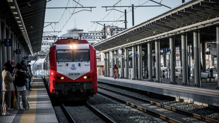 "Κόκκινη" κάρτα ΡΑΣ σε Hellenic Train: Μηχανοδηγοί οδηγούν τρένα χωρίς τα απαιτούμενα πιστοποιητικά