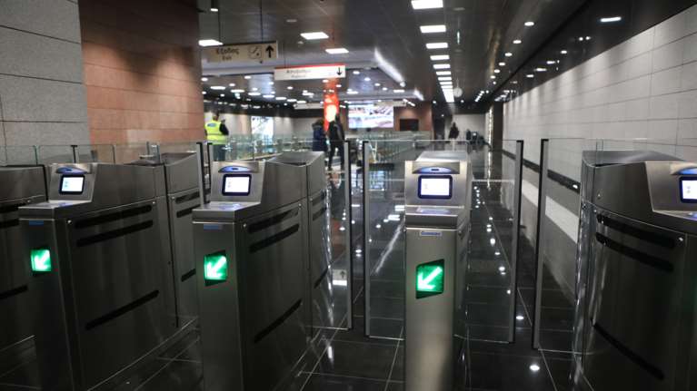 Μετρό Θεσσαλονίκης: Σε λειτουργία τα εκδοτήρια με POS - Πώς βγαίνει το εισιτήριο με τραπεζική κάρτα