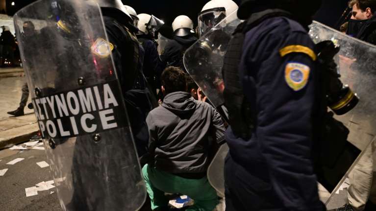 Επεισόδια στο Σύνταγμα: Δίωξη για πλημμελήμματα σε 11 συλληφθέντες - Υπό κράτηση έως τη δίκη