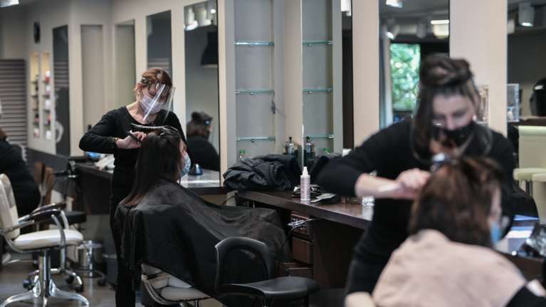 Lockdown: Τι ισχύει με τα κομμωτήρια - Σε ποιες περιοχές θα λειτουργούν
