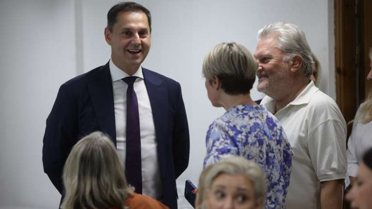 Τελετή παράδοσης-παραλαβής στο ΥΠΟΙΚ - Θεοχάρης: &quot;Νιώθω υπερήφανος για το έργο που επιτελέσαμε αυτόν τον έναν χρόνο&quot;