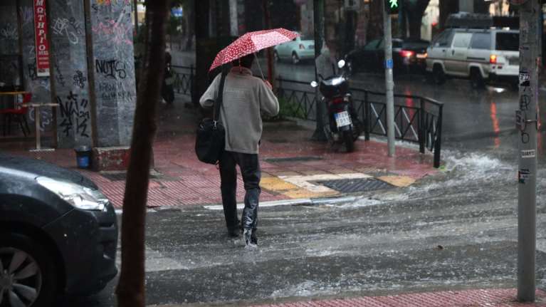Καιρός: Με βροχές και πτώση θερμοκρασίας ξεκινά η εβδομάδα - Πού θα είναι πιο έντονα τα φαινόμενα