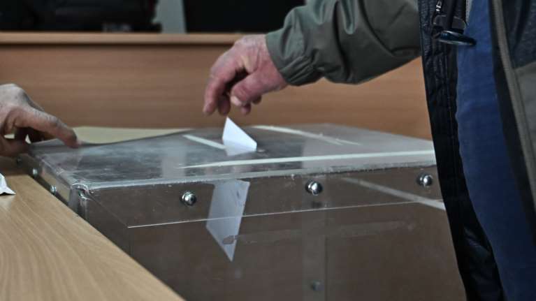 Δημοσκόπηση Realpolls: Τρία κόμματα διεκδικούν την τρίτη θέση - Μια ανάσα από τον ΣΥΡΙΖΑ ο Κασσελάκης