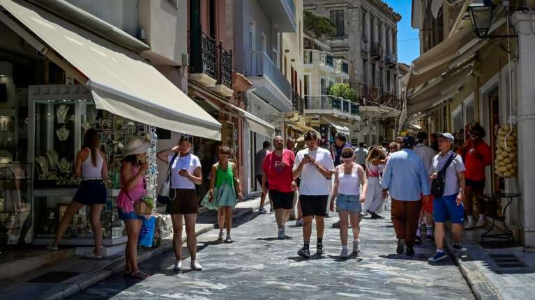 Καιρός: Υψηλές θερμοκρασίες και σήμερα με μελτέμια - Πού θα εκδηλωθούν καταιγίδες