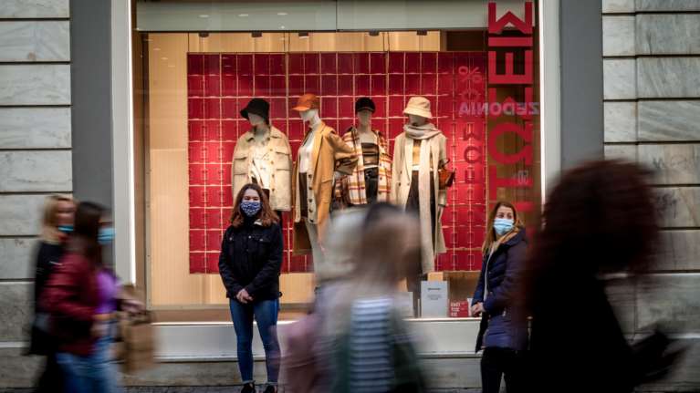 Ανοικτά καταστήματα και σούπερ μάρκετ την Κυριακή 9 Μαΐου - Εκπτώσεις έως 70% στο λιανεμπόριο