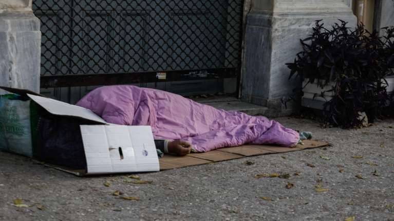 Ο δήμος Αθηναίων εμβολιάζει τους αστέγους