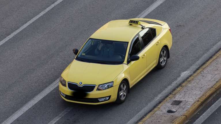 Οδηγός ταξί στη Αθήνα έκλεβε τις τραπεζικές κάρτες των πελατών - Το κόλπο για να εξαπατά τα θύματά του