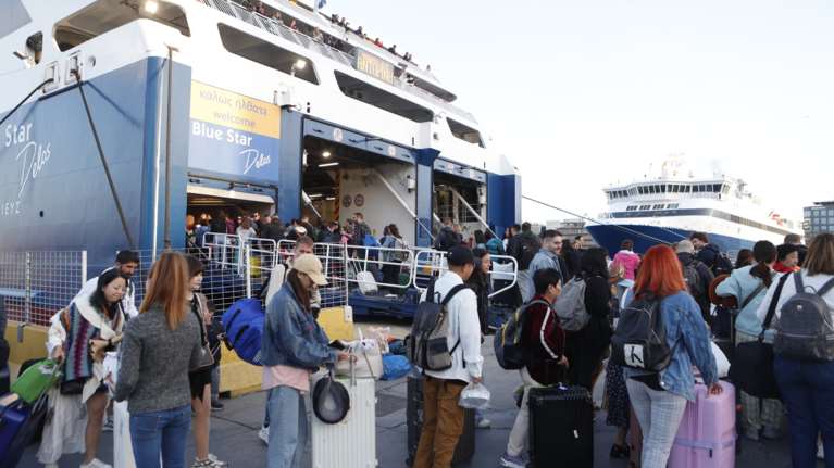 Κορυφώνεται η έξοδος των εκδρομέων του Πάσχα - Με μεγάλη πληρότητα φεύγουν τα πλοία από τον Πειραιά