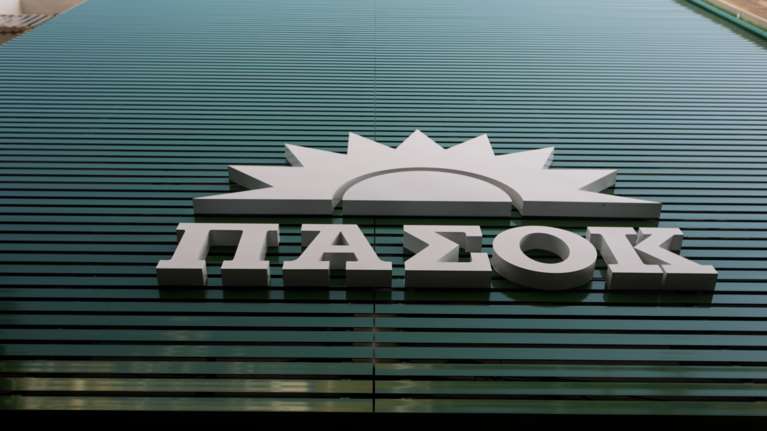 ΠΑΣΟΚ: Εκφράζουν τον πρωθυπουργό οι συνεχείς επιθέσεις των εκπροσώπων του κατά της Δικαιοσύνης;