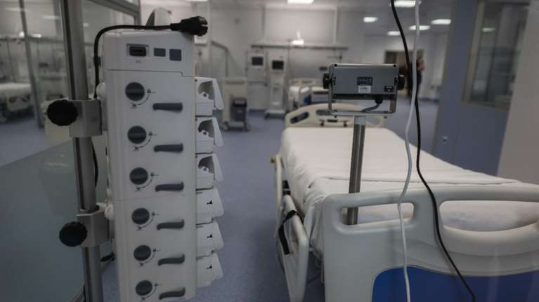 Επίταξη ιδιωτικών κλινικών: Θετικές οι πρώτες αντιδράσεις κομμάτων, ειδικών και social media