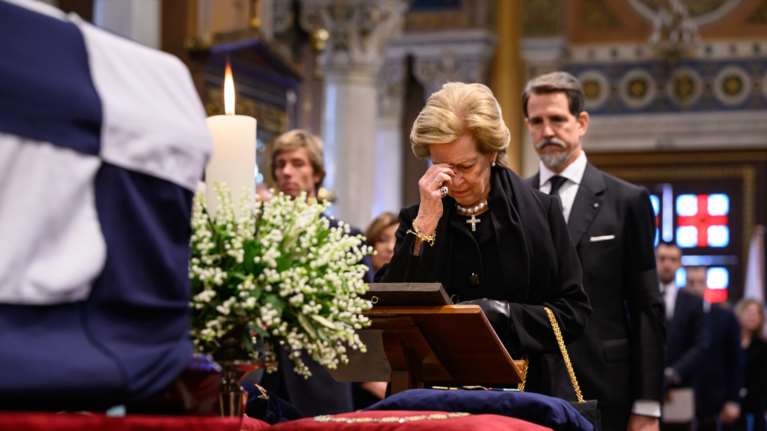 Τέως βασιλιάς Κωνσταντίνος: Η Αννα-Μαρία φόρεσε στην κηδεία τον σταυρό που φορούσε στον γάμο τους [εικόνες]