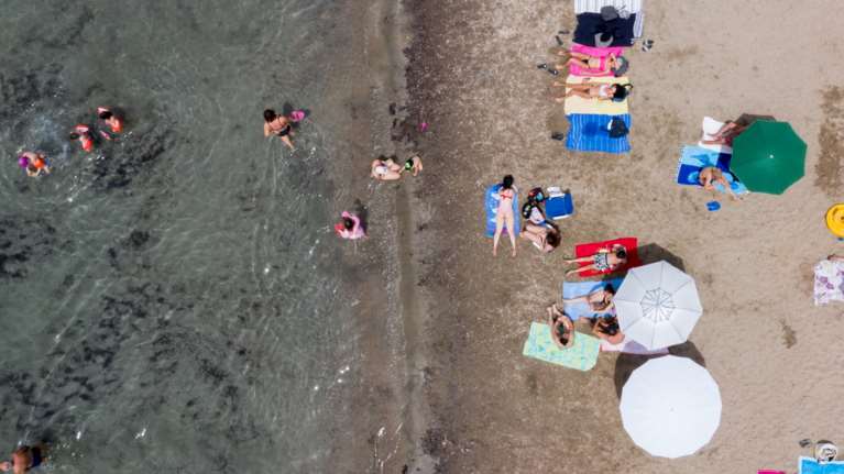 Επιτέλους δροσιά: Πτώση του υδράργυρου και τοπικές βροχές - Πού θα φτάσει το θερμόμετρο στην Αττική