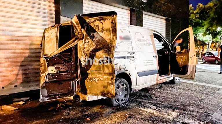 Θεσσαλονίκη: Στις φλόγες τα ξημερώματα ημιφορτηγό εταιρίας καφέ [εικόνες &amp; video]