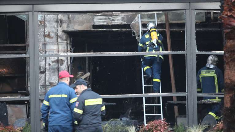 Φωτιά σε εστιατόριο στη Νέα Σμύρνη: Εκδίκηση ή προειδοποίηση &quot;βλέπει&quot; η αστυνομία - Το σενάριο του &quot;λάθους&quot;