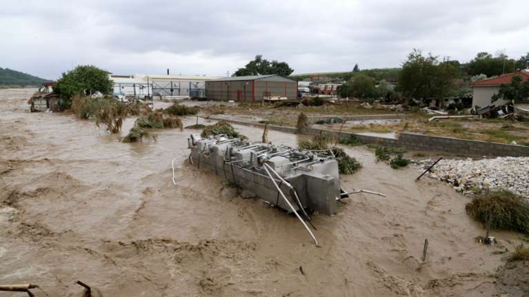 Εγκλωβίστηκαν 100 κάτοικοι στο Σωτήριο Λάρισας - Υπερχείλισε ρέμα, πλημμύρισαν σπίτια [βίντεο]