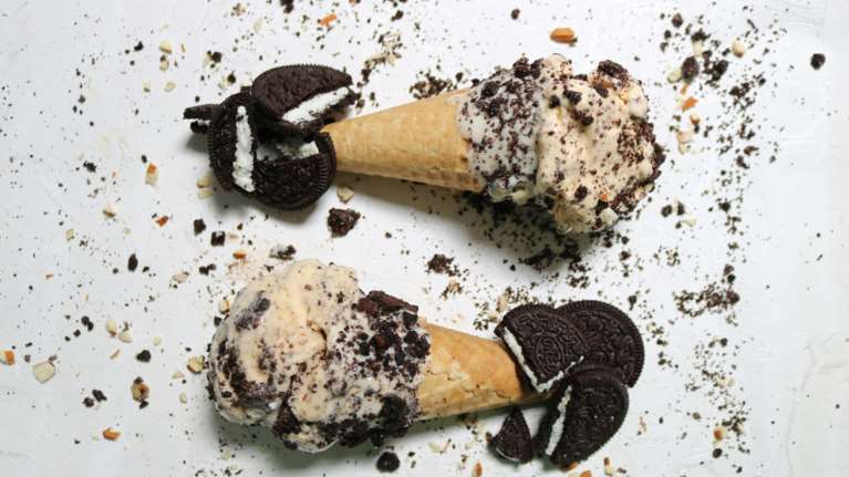 Σπιτικό παγωτό cookies and cream με μόλις τρία υλικά - Απίθανη γεύση, πανεύκολη συνταγή