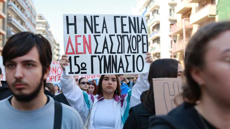 Καταπέλτης οι νέοι στην Ελλάδα για πολιτικό σύστημα αλλά και ΕΕ - Πώς η γενιά Ζ χάνει την πίστη της στη δημοκρατία...