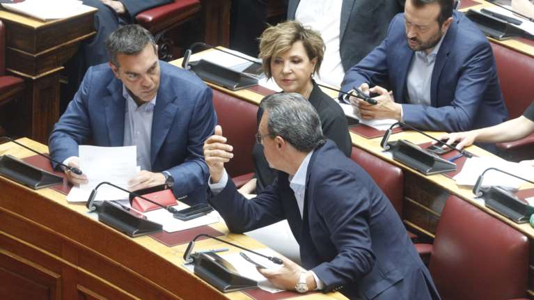 Άλλαξε θέση ο Τσίπρας στη Βουλή - Ο Σωκράτης Φάμελλος στη θέση του προέδρου της ΚΟ ΣΥΡΙΖΑ [εικόνες]