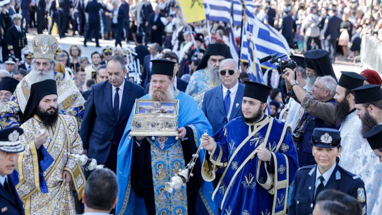 Πειραιάς: Ατελείωτες ουρές πιστών για να προσκυνήσουν την Αγία Ζώνη [εικόνες]