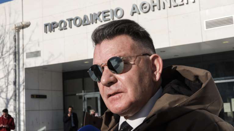 Δίκη Λιγνάδη: Ένταση έξω από το δικαστήριο - &quot;Τι γελάς ρε σκουπίδι;&quot; - &quot;Βρείτε άντρα να ηρεμήσετε&quot; [Βίντεο]