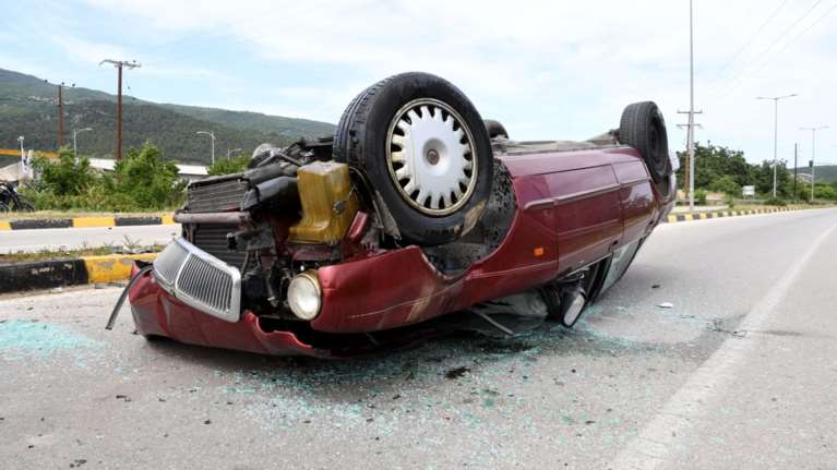 Απίστευτο τροχαίο στη Λάρισα: ΙΧ καρφώθηκε σε κολόνα και τούμπαρε - Σώθηκαν πατέρας και γιος [εικόνες]