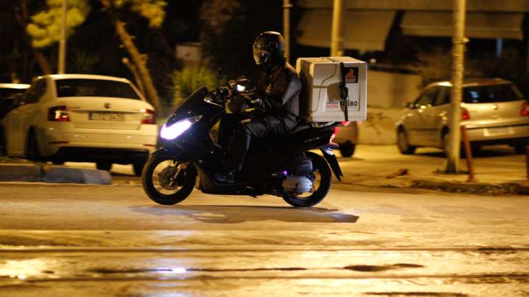 Iσπανική &quot;πρωτιά&quot; στην ΕΕ: Οι διανομείς φαγητού θα θεωρούνται μισθωτοί