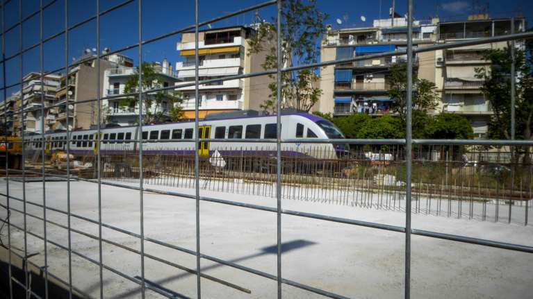 Φωτιά κοντά στις γραμμές του Προαστιακού στον Ασπρόπυργο - Καθυστερήσεις στα δρομολόγια