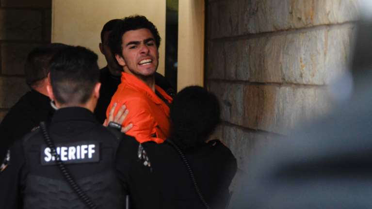 Έξαλλος ο Μαντζιόνε στο δικαστήριο, ούρλιαζε στους δημοσιογράφους - Οι πόνοι στην πλάτη και το μανιφέστο κατά του συστήματος υγείας [εικόνες - βίντεο]