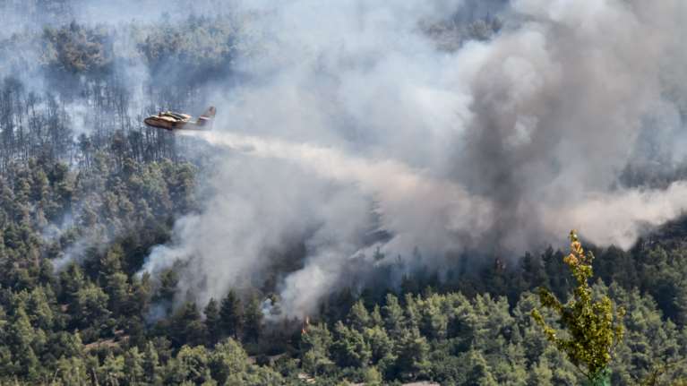 Πατούλης για φωτιά στα Βίλια: Πάνω από 20 χιλιόμετρα το μέτωπο - Το βράδυ απεγκλωβίστηκαν πυροσβέστες σε αναζωπύρωση
