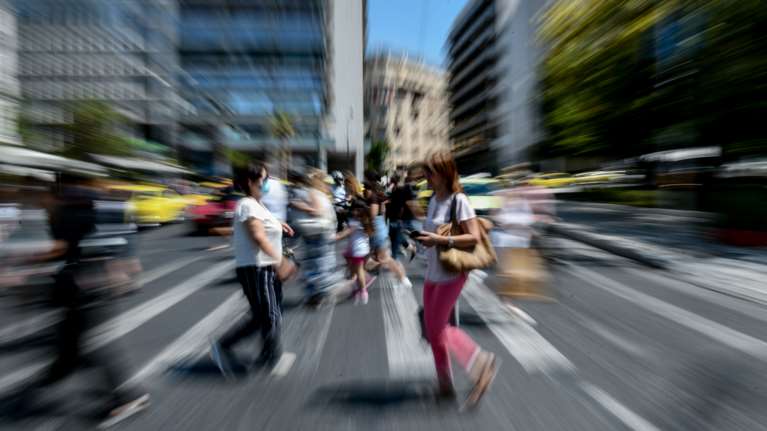 Κορονοϊός: Γιατί δεν φέρνει νέα μέτρα η ραγδαία άνοδος των κρουσμάτων