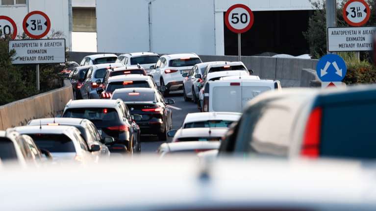 Αττική Οδός: Φωτιά σε αυτοκίνητο στο ρεύμα προς αεροδρόμιο - Κλειστές λωρίδες