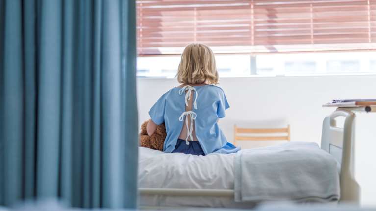 Ανησυχία για την οξεία ηπατίτιδα στα παιδιά: Ψάχνουν συσχέτιση με τον κορονοϊό - Ο ρόλος των σταγονιδίων