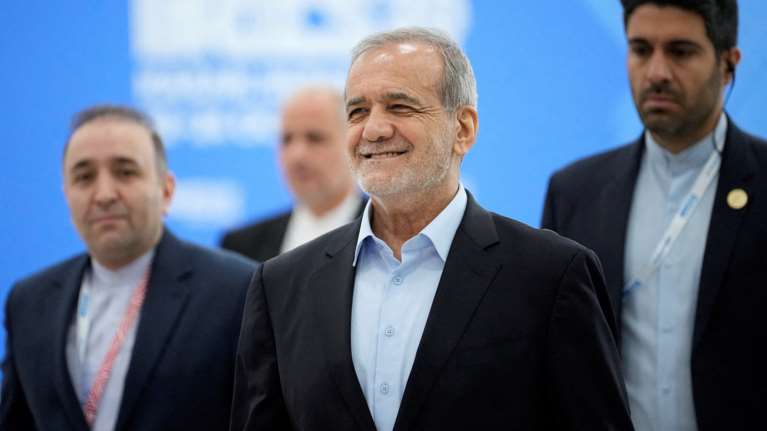 Ιράν: &quot;Είτε μας αρέσει είτε όχι, θα πρέπει να ασχοληθούμε με τις ΗΠΑ&quot; είπε ο πρόεδρος Πεζεσκιάν