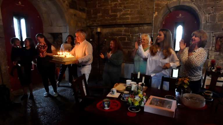 Ουκρανοί πρόσφυγες βρήκαν καταφύγιο σε ένα μεσαιωνικό πύργο της Ιρλανδίας [εικόνες]