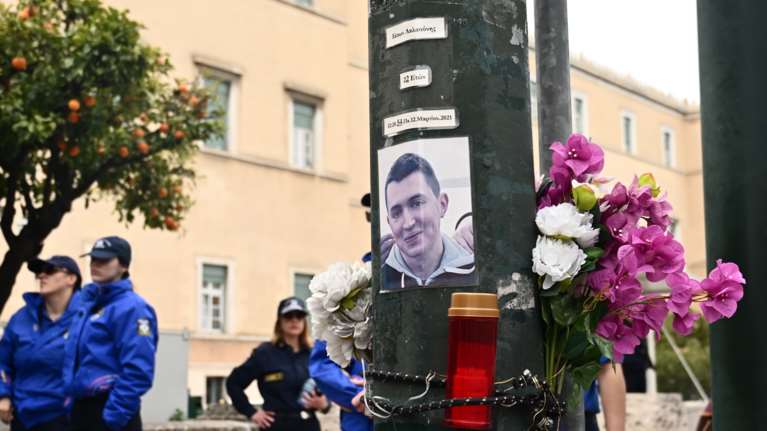 Ο Γεωργιάδης είπε ότι η Μπακογιάννη ήταν στο πίσω κάθισμα στο τροχαίο έξω από τη Βουλή- Μετά το διόρθωσε