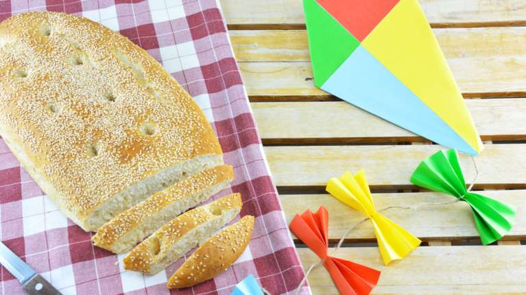 Καθαρά Δευτέρα: Απλή και εύκολη συνταγή για λαχταριστή σπιτική λαγάνα χωρίς μίξερ