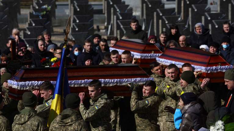 Ουκρανία: Σπαρακτικές οι πρώτες εικόνες με τα φέρετρα νεκρών στρατιωτών - Στην πόλη Λβιβ