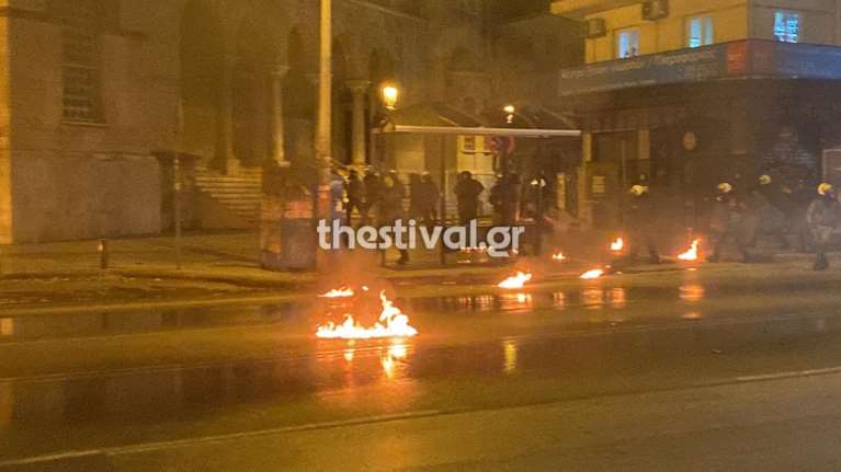 Επεισόδια και στη Θεσσαλονίκη: Μολότοφ και κρότου λάμψης μετά την πορεία για τον 16χρονο [Βίντεο - Εικόνες]