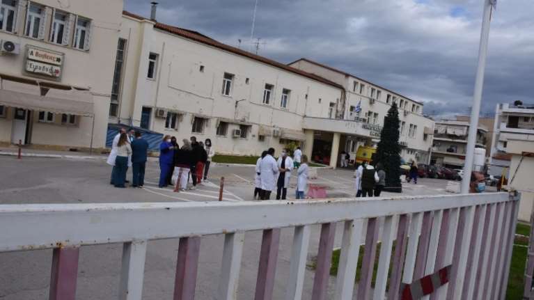 Ηλικιωμένος εκνευρίστηκε και έκανε γυαλιά-καρφιά Κέντρο Υγείας στην Κοζάνη