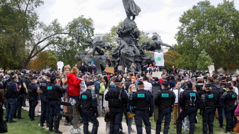Γαλλία: Δεκάδες πρόστιμα σε πολίτες που δε φορούσαν μάσκες, σε διαδήλωση κατά... της μάσκας
