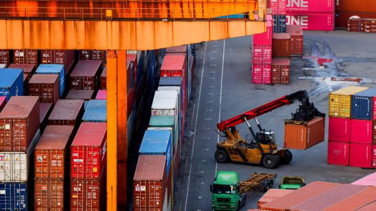 Σύμβουλος Τραμπ για δασμούς: Πάνω από 50 χώρες μας προσέγγισαν για εμπορικές διαπραγματεύσεις