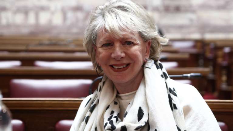 "Θέλω στα μπουζούκια απόψε να με πας": Η Ακρίτα ειρωνεύεται τον Οικονόμου για το γλέντι στη Ρόδο ενώ η Αττική καιγόταν