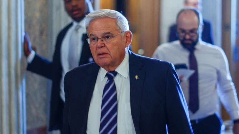 Μπομπ Μενέντεζ: Την παραίτησή του και από τη Γερουσία ζητεί ο κυβερνήτης του Νιου Τζέρσι μετά τις βαριές κατηγορίες