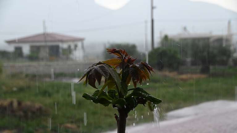 Καιρός: Θερμικές καταιγίδες και βαρομετρικό χαμηλό φέρνουν μίνι φθινόπωρο - Πού θα βρέξει σήμερα