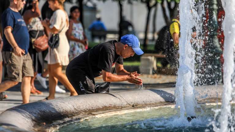 Επιμένει ο καύσωνας και σήμερα: Νέο κύμα με 44άρια και ανέμους - Ποιες περιοχές θα "βράσουν"